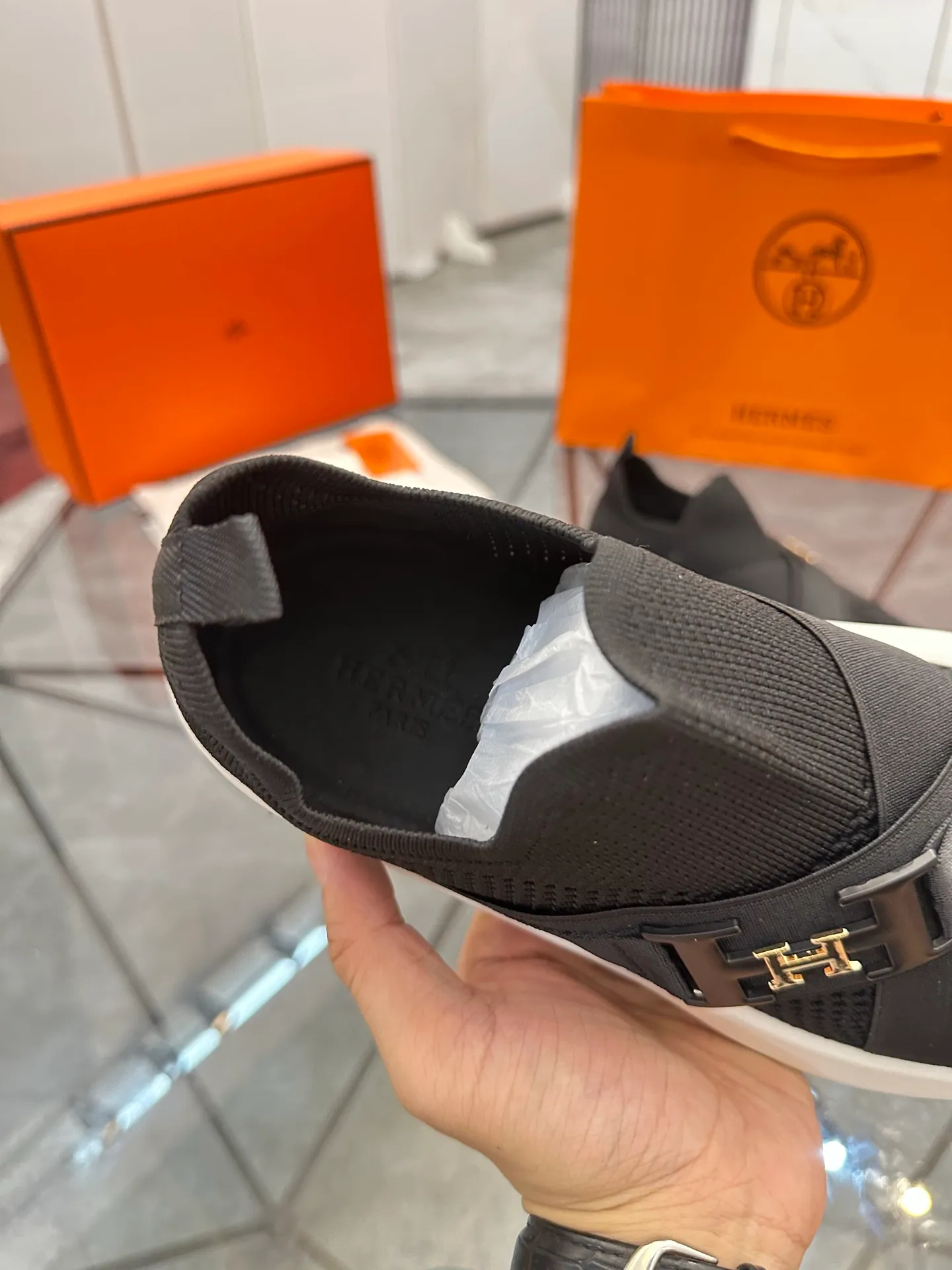Selling men's shoes 💰: 💰P600¥ High-end top quality Product trademark: Hermes * "Hermès*" low-cut casual shoes Regular size: 38-45 (can be customized to 46) Product materials: upper imported from the counter original fly weave, breathable lining, cowhide foot pads, original outsole. No.: 001